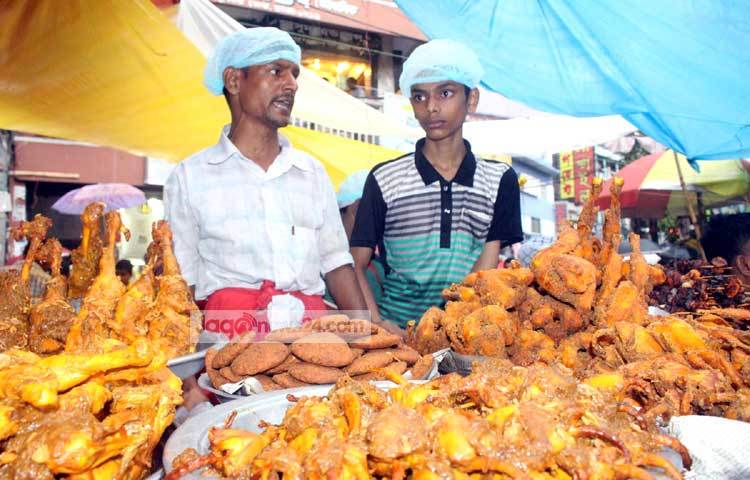 একটি বড় গামলায় বিভিন্ন ধরনের আইটেম দুই হাতে ভালোভাবে মাখিয়ে তারপর ঠোঙায় করে বিক্রি করা হয়। বর্তমানে মূল্য প্রতি কেজি ৪০০ থেকে ৪৫০ টাকা। ছবি : বিপ্লব দিক্ষিৎ।