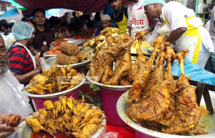 একজন প্রবীণ জানায়, &lsquo;বড় বাপের পোলায় খায়, ঠোঙ্গা ভইরা লইয়া যায়।&rsquo; একটি বিশেষ ইফতারের নাম। ৬৮ বছর আগে ১৯৪৫ সালে শাহী জামে মসজিদ চত্বরে বাণিজ্যকভাবে এ খাবার বিক্রি শুরু করেন একজন বিক্রেতা। ছবি : বিপ্লব দিক্ষিৎ।