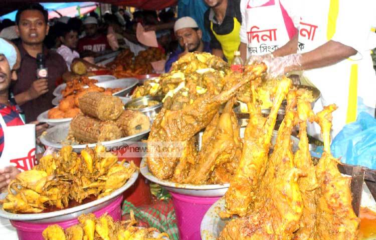 এখন বংশ পরম্পরায় তার ছেলে এখন বিক্রি করছেন &lsquo;বড় বাপের পোলায় খায়, ঠোঙ্গা ভইরা লইয়া যায়&rsquo;। ছবি : বিপ্লব দিক্ষিৎ।