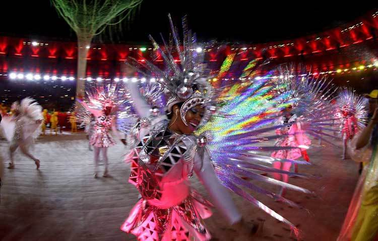 এটি ছিল অলিম্পিক গেমসের ৩১তম আসর। অলিম্পিকের সমাপনী আসরে নৃত্য পরিবেশন করছেন শিল্পীরা।