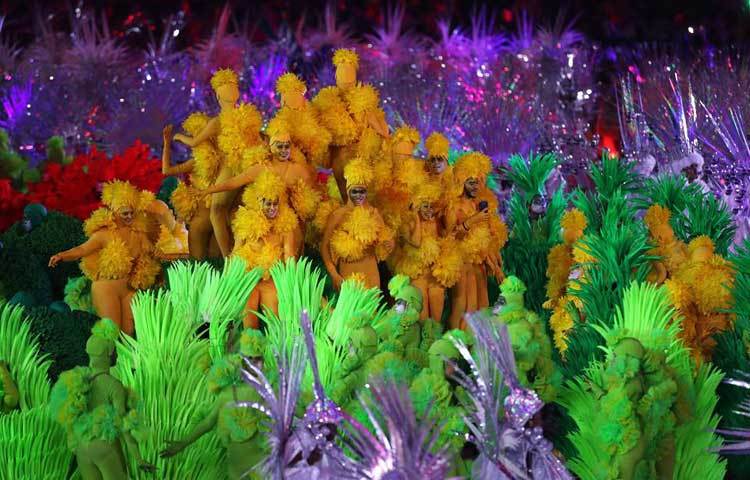 বর্ণিল পোশাকে সেজেছেন নৃত্যশিল্পীরা। অলিম্পিকের সমাপনী অনুষ্ঠানে নেচেছেন তারা।