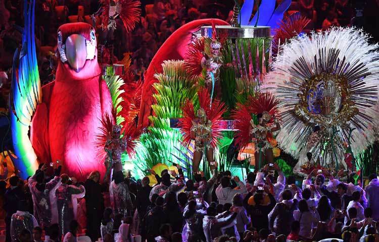 অলিম্পিকের সমাপনী অনুষ্ঠানের জমকালো আয়োজনের ছবি মোবাইলের ক্যামেরায় ধারণ করছেন অনুষ্ঠানে আগতরা।