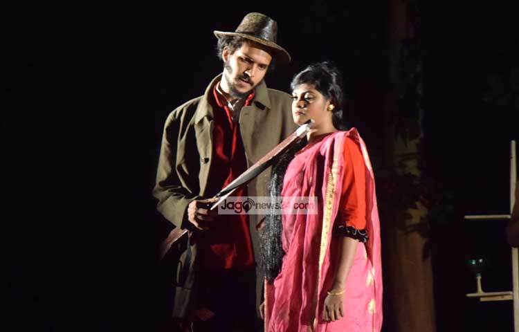 রিজিয়া রহমানের উপন্যাস অবলম্বনে মঞ্চস্থ হয়ে মঞ্চনাটক &lsquo;অলিখিত উপাখ্যান&rsquo;। নাটকটি দর্শকদের কাছ থেকে ব্যাপক প্রশংসা লাভ করেছে। ছবি : মাহবুব আলম।