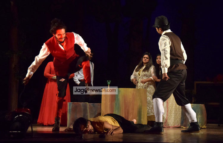 &lsquo;অলিখিত উপাখ্যান&rsquo; নাটকে মোট ১৮টি চরিত্র রয়েছে। এর মধ্যে উল্লেযোগ্য চরিত্রে অভিনয় করেছেন সঞ্জয় গোস্বামী, শিশির সরকার, ফয়সাল আহমেদ, পরশ শাম্মি, ইসরাম তানু প্রমুখ। ছবি : মাহবুব আলম।