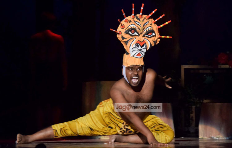 &lsquo;অলিখিত উপাখ্যান&rsquo; নাটকের মঞ্চ পরিকল্পনা ও পোস্টার করেছেন এম আসলাম লিটন, আলোক পরিকল্পনায় রয়েছেন পলাশ হেনড্রী সেন। ছবি : মাহবুব আলম।