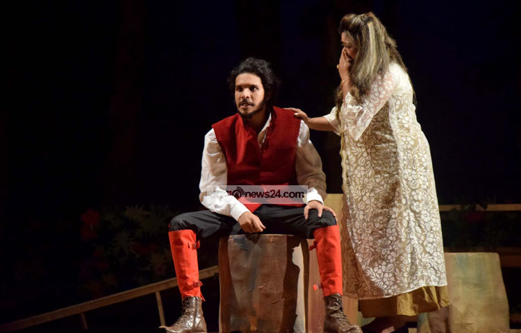 বাতি ঘরের প্রযোজনায় &lsquo;অলিখিত উপাখ্যান&rsquo; নাটকটির নির্দেশনা দিয়েছেন মুক্তনীল। ছবি : মাহবুব আলম।