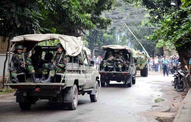 রাজধানীর হলি আর্টিসান রেস্টুরেন্টে সন্ত্রাসীদের হাতে জিম্মিদের উদ্ধার অভিযান শেষ হয়েছে বলে জানিয়েছেন র&zwnj;্যাবের লিগ্যাল অ্যান্ড মিডিয়া উইংয়ের পরিচালক মিজানুর রহমান।ছবি : বিপ্লব দিক্ষিৎ।