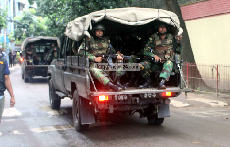 এছাড়া র&zwnj;্যাবের গোয়েন্দা শাখার এক কর্মকর্তা জানিয়েছেন, এক বিদেশিসহ ৫ জন নিহত হয়েছেন। ১২ জনকে উদ্বার করা হয়েছে।ছবি : বিপ্লব দিক্ষিৎ।