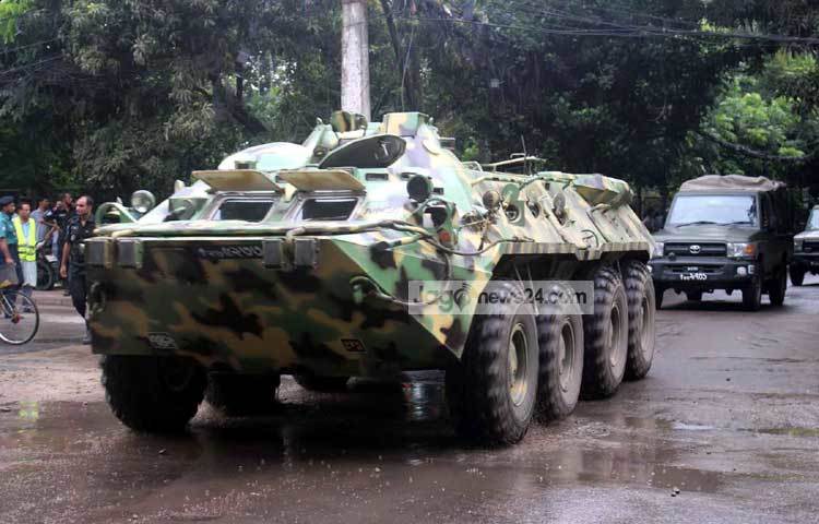 একইসঙ্গে মরদেহগুলোও ডিবি কার্যালয়ে নেয়া হচ্ছে বলেও জানিয়েছে ডিএমপির মিডিয়া অ্যান্ড পাবলিক রিলেশন বিভাগ। তবে নিহতদের বিষয়ে এখনো কিছুই জানা যায়নি। জানা যায়নি হামলাকারীদের ধরা সম্ভব হয়েছে কি না সে কথাও।&nbsp; ছবি : বিপ্লব দিক্ষিৎ।