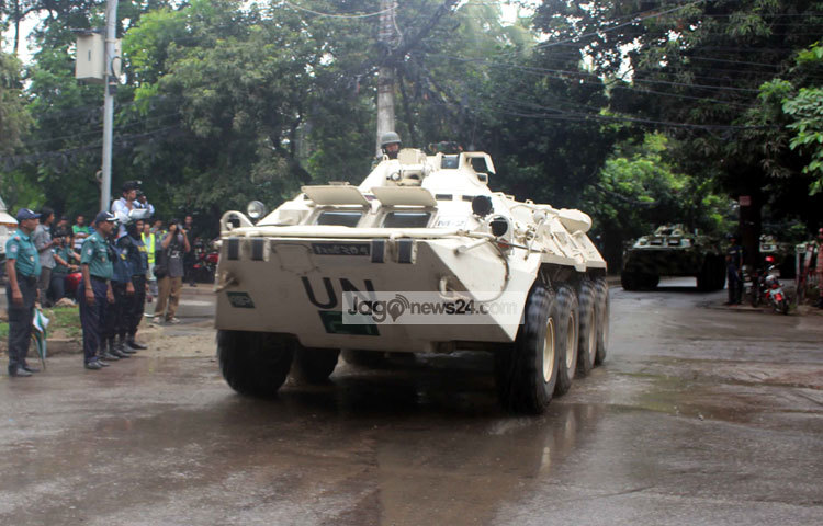 র&zwnj;্যাবের কর্মকর্তা অভিযান শেষ হওয়ার কথা জানালেও সাড়ে ৯টার দিকে একটি বিস্ফোরণের শব্দ পাওয়া গেছে। শুক্রবার রাত ৯টার দিকে অস্ত্রধারী সন্ত্রাসীদের হাতে জিম্মিদের উদ্ধারে অভিযান শুরু হয় সকাল ৮টার কিছু আগে। ছবি : বিপ্লব দিক্ষিৎ।