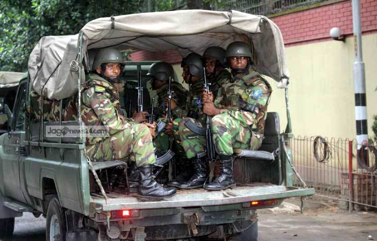 তার আগে রাত ৩টার দিকে দু&rsquo;জনকে জীবিত উদ্ধার করা হয়। ইতোমধ্যে এই ঘটনার দায় স্বীকার করেছেন জঙ্গি সংগঠন ইসলামিক স্টেট (আইএস)। ছবি : বিপ্লব দিক্ষিৎ।