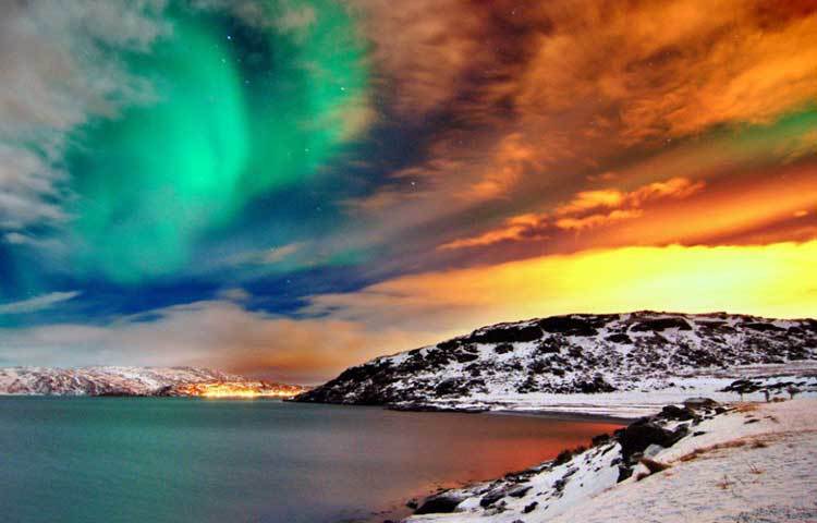 অরোরা বোরেলিস : এটিকে আর্কটিক ও অ্যান্টার্কটিক অঞ্চলে &lsquo;পোলার লাইট&rsquo; বলা হয়।