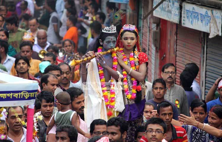 জন্মাষ্টমী&nbsp;উৎসবের সাজে সেজেছে দুই শিশু। এতে তারা অংশ নিতে পেরে খুবই আনন্দিত।