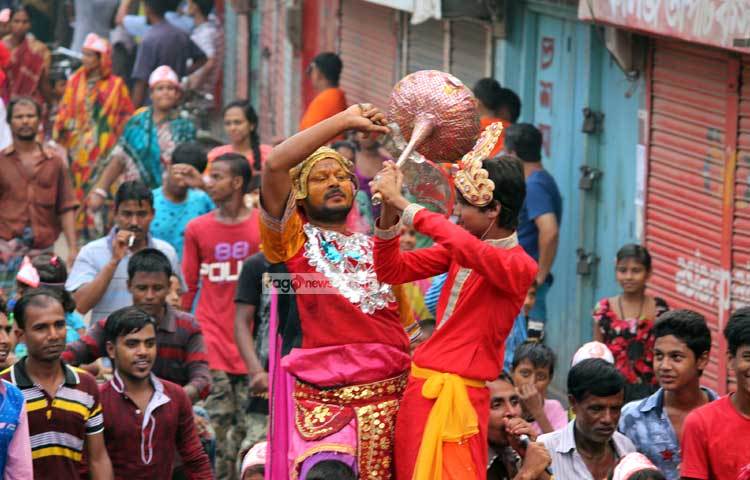 জন্মাষ্টমীউৎসব শোভা যাত্রায় আনন্দে মেতেছে শ্রী কৃষ্ণের ভক্তবৃন্দ। এতে বিভিন্ন শ্রেণির নারী পুরুষ অংশ গ্রহণ করে।