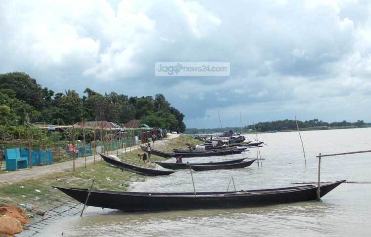 ঘাটে বাঁধা সারি সারি নৌকা। পদ্মার এই শান্ত রূপ দৃষ্টি কেড়ে নেওয়ার মত। ছবি : রবিউল ইসলাম পলাশ।