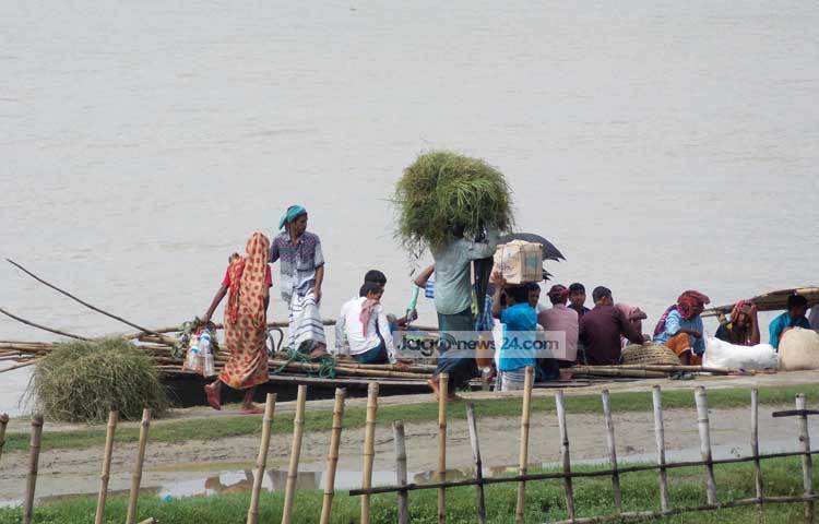 পদ্মাকে ঘিরে এসব মানুষের জীবন প্রবাহ। নদীর তীরের এ মানুষগুলোর কাছে পদ্মা মায়ের মত।ছবি : রবিউল ইসলাম পলাশ।