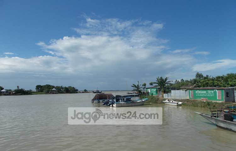 পদ্মার এই শান্ত রূপ মাঝে মাঝে উত্তাল হয়ে ওঠে। তাই বুঝি পদ্মাকে প্রমত্তা বলা হয়। ছবি : রবিউল ইসলাম পলাশ।