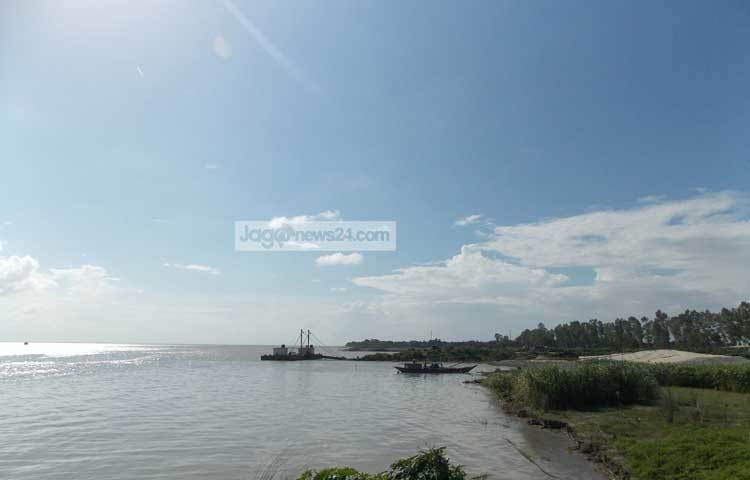 পদ্মার তীর, বিশাল জলরাশি নীল দিগন্ত মিলে মিলে একাকার। পদ্মার এই দৃশ্য মুহূর্তেই মন ভালো করে দেয়। ছবি : রবিউল ইসলাম পলাশ।