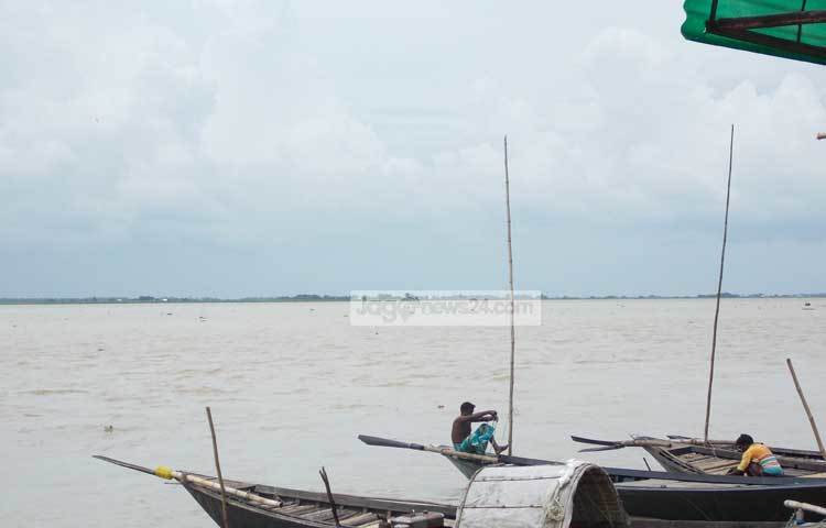 পদ্মার তীরে মাছ ধরার নৌকা বাঁধা রয়েছে। উত্তাল পদ্মার বুকে জেলেরা মাছ ধরে জীবীকা নির্বাহ করে। ছবি : রবিউল ইসলাম পলাশ।