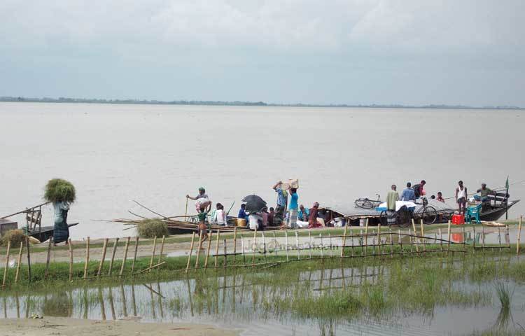 পদ্মার তীরের নৌ জীবন। নৌকায় করে স্থানীয়রা বাজার সেরে আপন গন্তবে ছুটছেন। ছবি : রবিউল ইসলাম পলাশ।