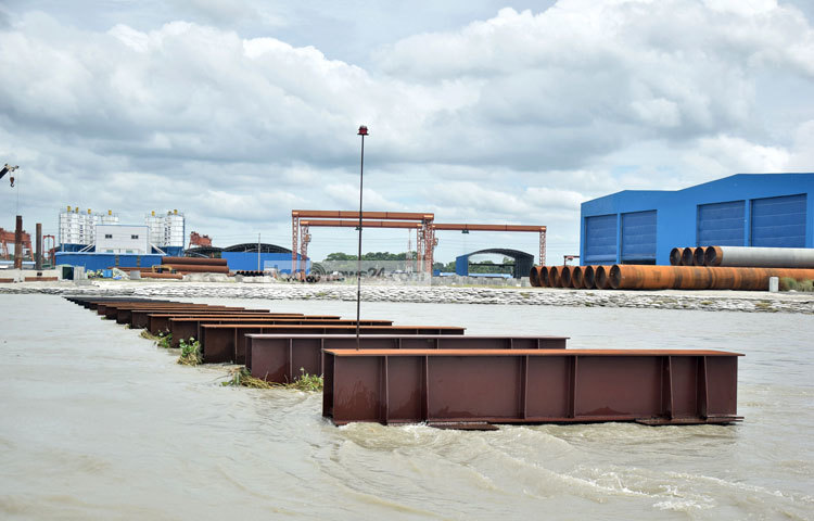 দেশী-বিদেশি হাজারও মানুষের ঘামে-শ্রমে নিখুঁত কলাকৌশলে ধাপে ধাপে এগিয়ে যাচ্ছে দেশের সবচেয়ে বৃহৎ সেতুর নির্মাণ কর্মযজ্ঞ। ছবি : মাহবুব আলম।