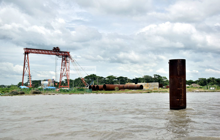 প্রমত্তা পদ্মার বুক চিড়ে একে একে দাঁড়াচ্ছে স্বপ্নের পদ্মা সেতুর পিলার। ছবি : মাহবুব আলম।