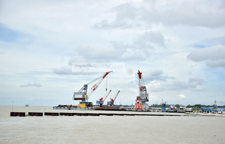 এখন আর স্বপ্ন নয়, বাস্তবে রূপ নিচ্ছে দেশের দক্ষিণবঙ্গের মানুষের বহুল কাঙিক্ষত এ পদ্মা সেতু। ছবি : মাহবুব আলম।