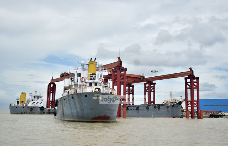 প্রবল স্রোতের সঙ্গে পাল্লা দিয়ে হলেও নির্ধারিত সময়েই ধাপে ধাপে কাজ শেষ করতে হচ্ছে। ছবি : মাহবুব আলম।
