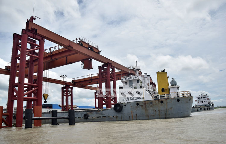 যেদিকে চোখ যায়, শুধুই নির্মাণযজ্ঞ। পদ্মা সেতুকে ঘিরে ঐ এলাকার মানুষের জীবন-জীবিকার ধরন-ধারণাও পাল্টে যেতে শুরু করেছে। ছবি : মাহবুব আলম।