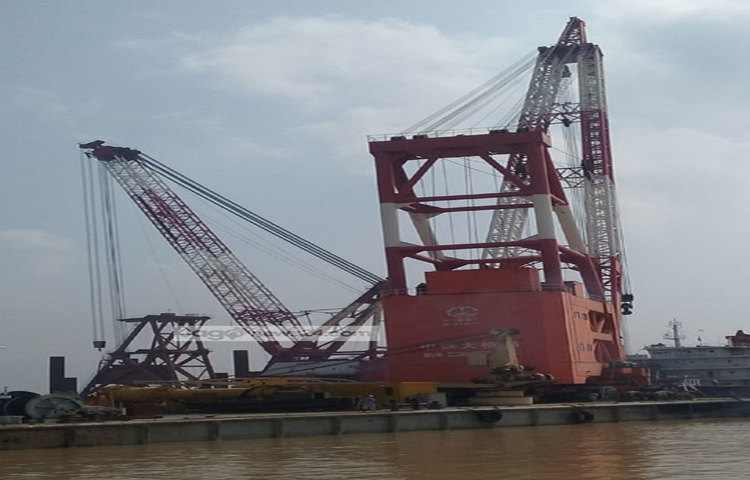 দিন-রাত সমান তালে এগিয়ে চলছে পদ্মা সেতুর নির্মাণ কাজ। বর্তমান সরকারের অগ্রাধিকার ভিত্তিতে এই সেতুর কাজ চলছে। ছবি : মো. ছগির হোসেন।