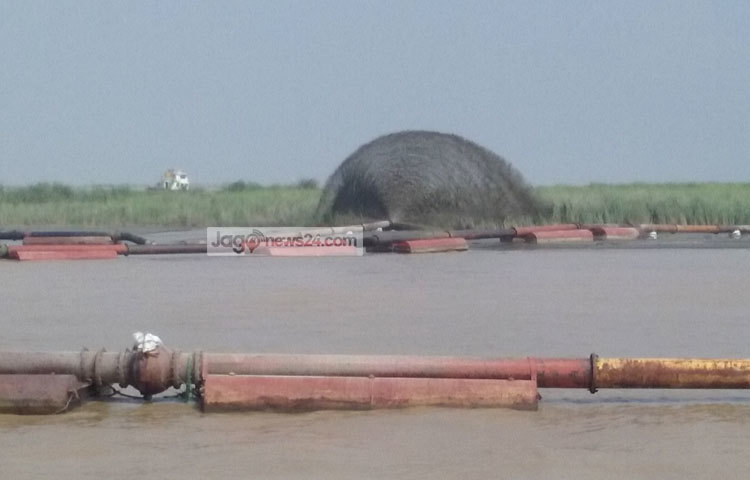 মাওয়া ও জাজিরার মধ্যে হবে ৬ দশমিক ১৫ কিলোমিটার দীর্ঘ পদ্মা সেতু। প্রায় তিন হাজার দেশ-বিদেশী শ্রমিক পদ্মা সেতু নির্মাণ কাজের সঙ্গে সম্পৃক্ত রয়েছেন। ছবি : মো. ছগির হোসেন।