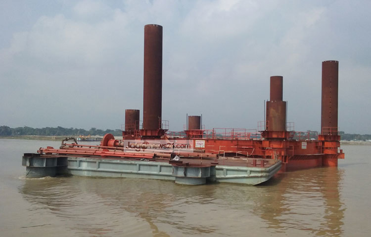 নির্ধারিত সময়ের মধ্যে সেতু নির্মান কাজ শেষ করতে চলছে মহা কর্মযজ্ঞ। মাওয়া চৌরাস্তা বরাবর সেতুটি হবে। ছবি : মো. ছগির হোসেন।