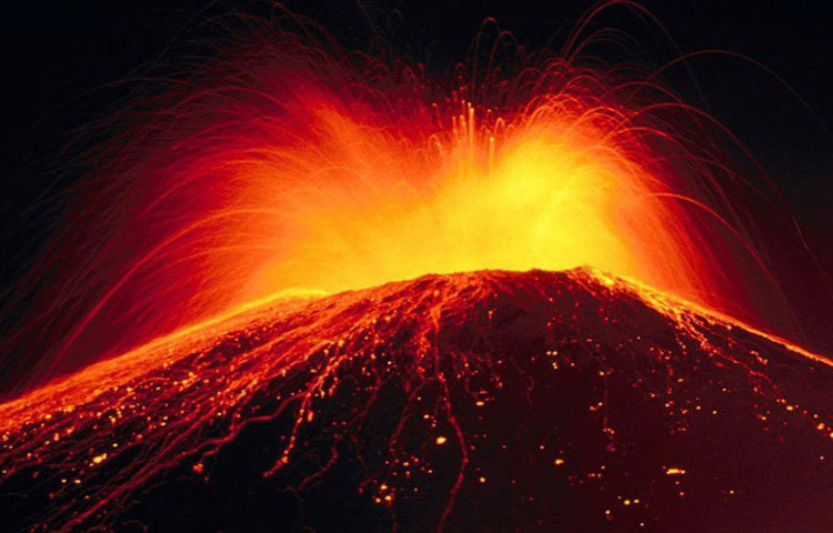 প্যারিকুতিন আগ্নেয়গিরি : মেক্সিকোর এ আগ্নেয়গিরিটি ১৯৪৩ থেকে ১৯৫২ সাল পর্যন্ত একাধিকবারই তার মহিমা দেখিয়েছে।