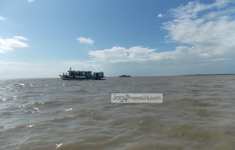 নদী পারাপারের সময় ফেরিতে বসে আলোকচিত্রী ক্যামেরাবন্দি করেছেন মন জুড়ানো এই দৃশ্য। ছবি : রবিউল ইসলাম পলাশ।