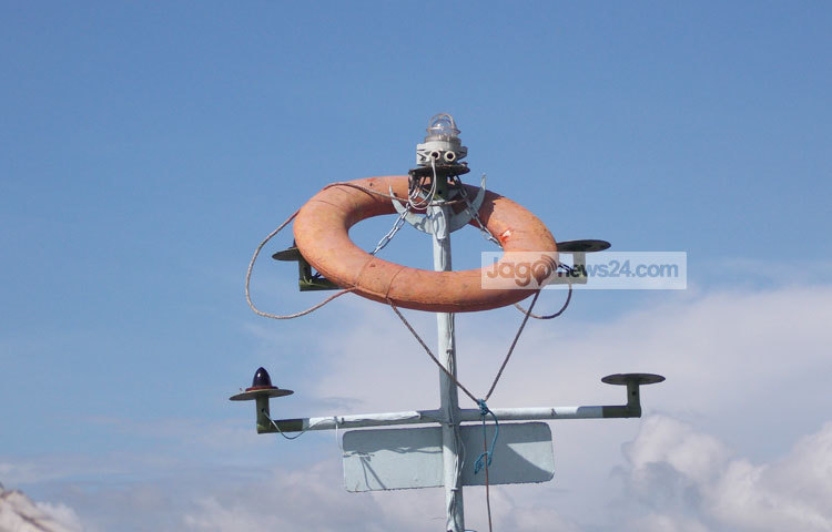 ফেরির উপরে জীবন রক্ষাকারী সরঞ্জামটি জানিয়ে দিচ্ছে, নির্ভয়ে যাত্রীরা নিরাপদে পারাপার হতে পারবে। ছবি : রবিউল ইসলাম পলাশ।