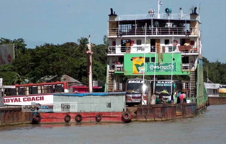 ঘাটে এসে ভিড়েছে ফেরি। বিরতিহীনভাবে যাত্রী পারাপারে নিয়োজিত থাকে থাকে এই ফেরি। ছবি : রবিউল ইসলাম পলাশ।