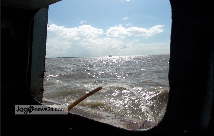 নদী পারাপারের সময় ফেরির জানালা দিয়ে পদ্মার সুবিস্তীর্ণ জলরাশির হাতছানি দেখলে যে কারো মন জুড়িয়ে যাবে। ছবি : রবিউল ইসলাম পলাশ।