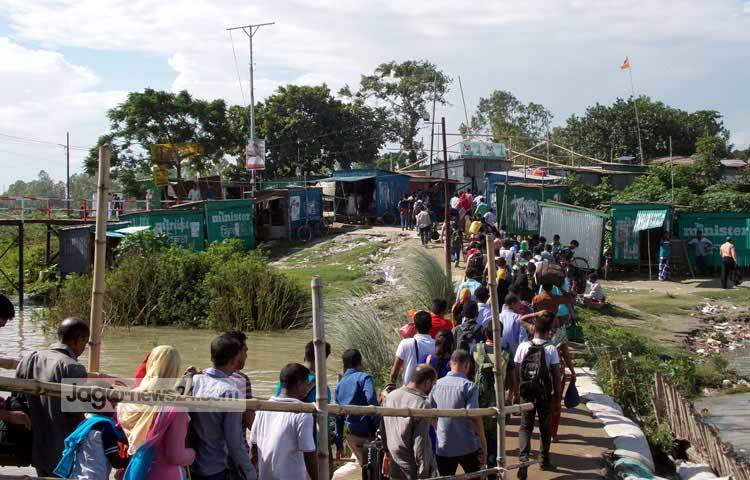 ফেরি থেকে নেমে ঢাকায় প্রবেশের গাড়িতে ওঠার জন্য যাত্রীরা ছুটছেন।&nbsp; ছুটছেন যে যার আপন কর্মস্থলে। ছবি : রবিউল ইসলাম পলাশ।