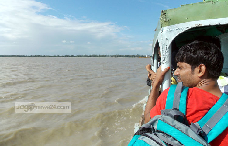 মুগ্ধ নয়নে নদীর সৌন্দর্য দর্শন করছেন এক যাত্রী। ছবি : রবিউল ইসলাম পলাশ।