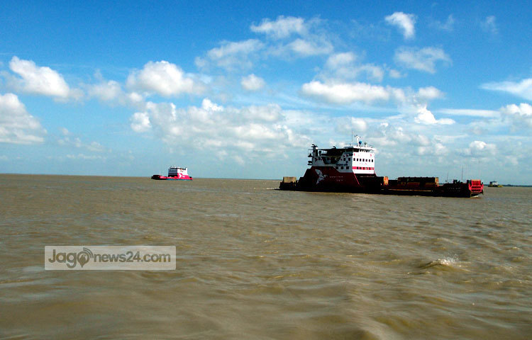 প্রমত্তা পদ্মার বুকে যাত্রী নিয়ে ভাসছে ফেরি। উপরে নীল আকাশ জুড়ে সাদা মেঘের ভেলা উড়ে যাচ্ছে দূর অজানায়। ছবি : রবিউল ইসলাম পলাশ।