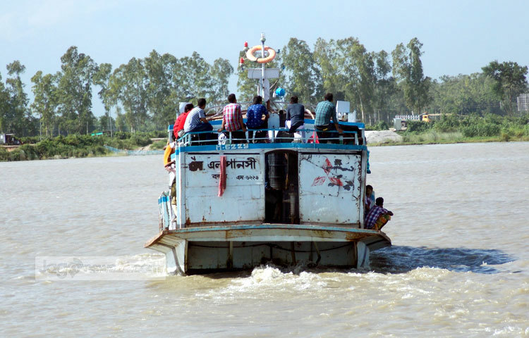 পাটুরিয়া ফেরি ঘাটে ছোট লঞ্চে করে যাত্রী পার হচ্ছে। ছবি : রবিউল ইসলাম পলাশ।
