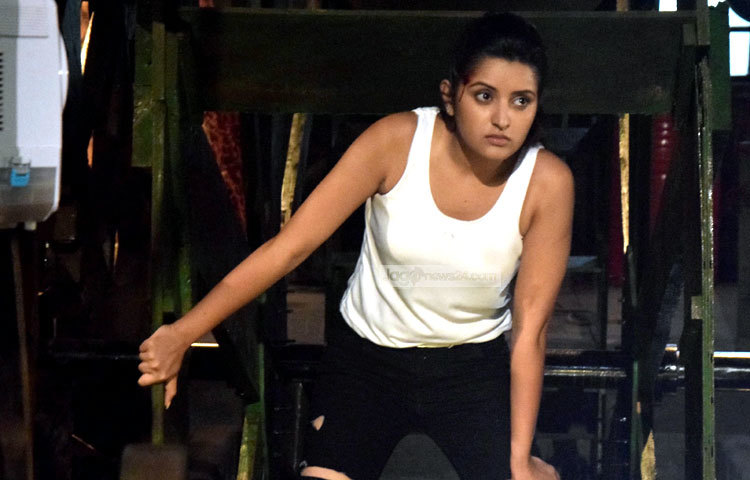 বিপজ্জনক এই শুটিং সেট দেখে পরীমনি বোধ হয় ভয় পেয়ে গেছেন। ছবি : মাহবুব আলম।