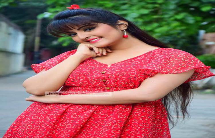 দুষ্টু মেয়ের ভঙ্গিতে পরীমনি। তিনি সব সময় হাসি-খুশি থাকতে পছন্দ করেন। ছবি : মাহবুব আলম।