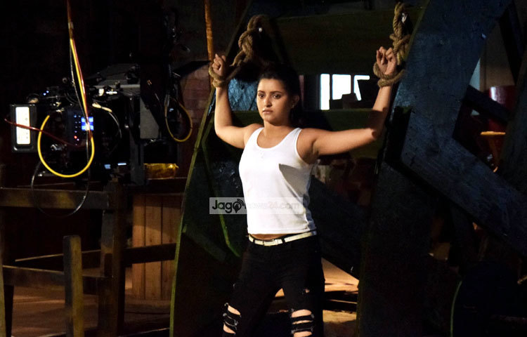 পরীমনি জানিয়েন, একটি কঠিন দৃশ্যে শুটিং করতে হবে তাকে। চাকা, পানি আর চারপাশের পরিবেশ দেখে মনে হচ্ছে, সত্যিকারের বিপজ্জনক শুটিং ইউনিট এটি। ছবি : মাহবুব আলম।