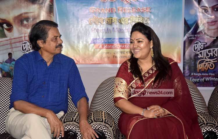 কণ্ঠশিল্পী রফিকুল আলমের সঙ্গে আলাপনে ব্যস্ত মমতাজ। ছবি : মাহবুব আলম।