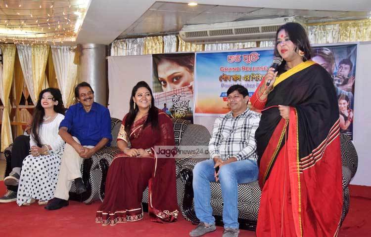 নিজের ছবির নানাদিক তুলে ধরে বক্তব্য রাখছেন নির্মাতা নার্গিস আক্তার। তার পৌষ মাসের পিরিত ছবিটি দুই সেপ্টেম্বর মুক্তি পাচ্ছে। ছবি : মাহবুব আলম।