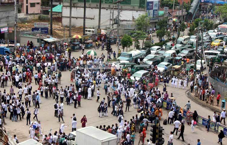 ছুরিকাঘাতে নিহত রাজধানীর উইলস লিটল ফ্লাওয়ার স্কুলের শিক্ষার্থী সুরাইয়া আক্তার রিশার (১৪) মৃত্যুর প্রতিবাদে সড়ক অবরোধ করে বিক্ষোভ প্রর্দশন করছে শিক্ষার্থীরা। ছবি : বিপ্লব দিক্ষিৎ।
