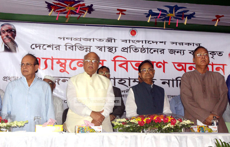 আজ দেশের বিভিন্ন হাসপাতালে অ্যাম্বুলেন্স বিতরণ করা হয়। দেশের গরিব রোগেীদরে স্বাস্থ্য সেবা দেওয়ার লক্ষে এটি একটি যুগান্তকারী পদক্ষেপ। ছবি : বিপ্লব দিক্ষিৎ।