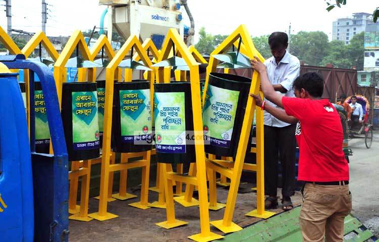 ঢাকা সিটি কর্পোরেশনের উদ্যোগে রাজধানীর বিভিন্ন রাস্তায় ডাস্টবিন স্থাপনের কাজ চলছে। ছবি : বিপ্লব দিক্ষিৎ।