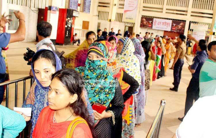 রেলের অগ্রিম টিকিট কাটার দ্বিতীয় দিনে ঈদের ঘরমুখো যাত্রীদের ভিড়। ছবি : বিপ্লব দিক্ষিৎ।